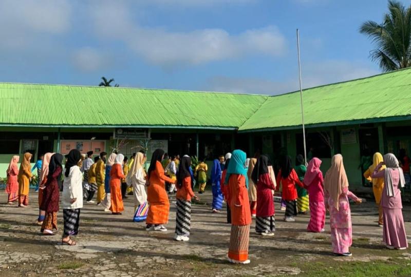 Siswa MTs Aswaja Pontianak berbusana lokal